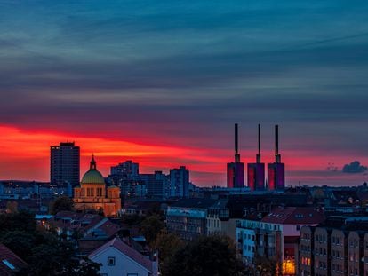 Experiencias piloto como las realizadas en Alemania sugieren que la correlación entre oscuridad y delincuencia no existe o es muy tenue. En la imagen, Hanover al anochecer.