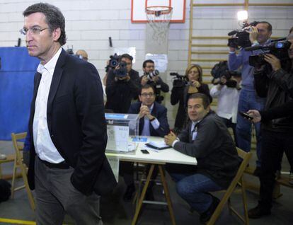 En Vigo, el popular Alberto Núñez Feijóo ha sido recibido a las puertas de su colegio electoral por un grupo de manifestantes.