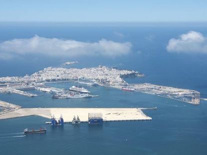 Vista aérea del puerto de la bahía de Cádiz.