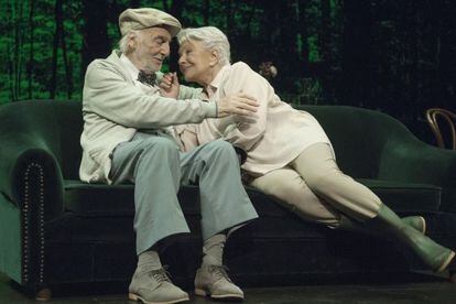 Héctor Alterio y Lola Herrea, en la obra 'En el estanque dorado'.