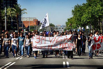 Estudiantes de la Universidad Politécnica de Cataluña cortan la avenida de la Diagonal de Barcelona en protesta por los recortes.