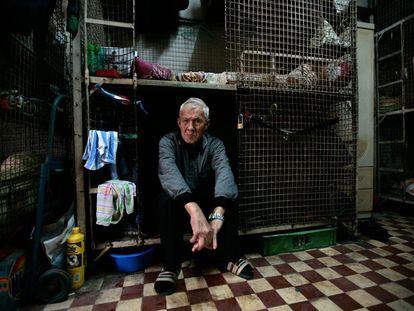 SOCO, organización social de Hong Kong, denuncia la existencia de jaulas en las que duermen unos 100.000 ancianos y refugiados, debido al prohibitivo coste de la vivienda.