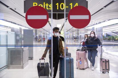 Viajeros con maletas salen de la terminal uno del aeropuerto de Changi, en Singapur. El Gobierno de este país aconsejó el miércoles a todos los ciudadanos que aplazaran sus viajes por el riesgo de contagio del coronavirus.