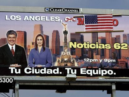 Valla publicitaria con una bandera de EE UU que tapa parte del anuncio en español.