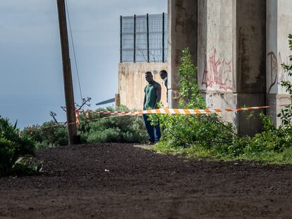 Dos migrantes, el pasado miércoles, en uno de los centros de recepción de Valverde, capital de El Hierro.