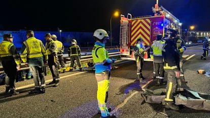 Tres personas han fallecido y otras tres han resultado heridas graves en el choque frontal entre dos turismos en el kilómetro 19 de la A-3, en sentido salida, a su paso por el término municipal de Rivas-Vaciamadrid.