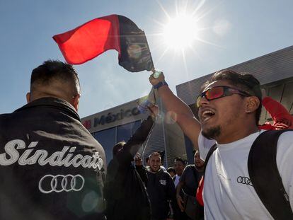 Miembros del Sindicato de Trabajadores de Audi México protestan en la planta de la empresa en Puebla, México, el 24 de enero.