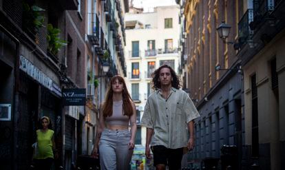 Julia Ballarín y Pablo Calvo, en las calles del barrio madrileño de La Latina.
