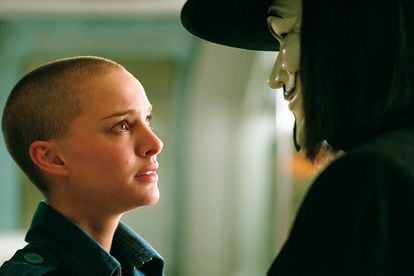 Natalie Portman en V de Vendetta
1992 fue el año que rompió esquemas. Demi Moore con la teniente O’Neil de Hasta el límite, Sigourney Weaver en Alien 3 y Sinead O’Connor aparecieron con la cabeza rapada, animando a miles de mujeres a darle a la maquinilla. Lo han hecho otras como Portman en 2005.