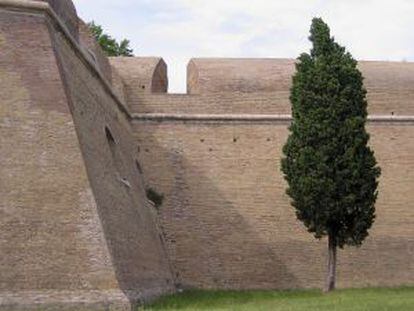 Rincón de la ancestral muralla Aureliana, en Roma.