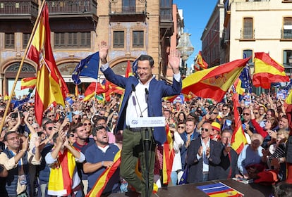 Numerosas personas animan en Sevilla al líder del PP andaluz y presidente de la Junta de Andalucía, este domingo, en la concentración convocada por el PP para protestar contra la amnistía.