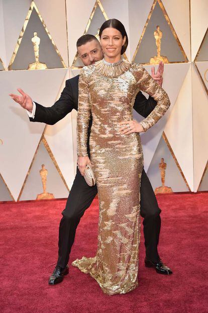 Justin Timberlake (de Tom Ford) y Jessica Biel, que apostó todo al brillo de un diseño de KaufmanFranco y joyas de Tiffany & Co.