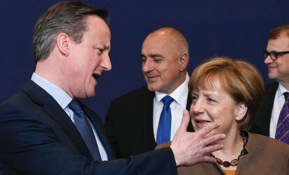 David Cameron y Angela Merkel, en la cumbre. 
