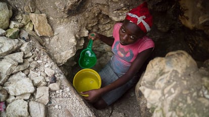 Una niña busca agua en Grand Grossier (al este de Haití).