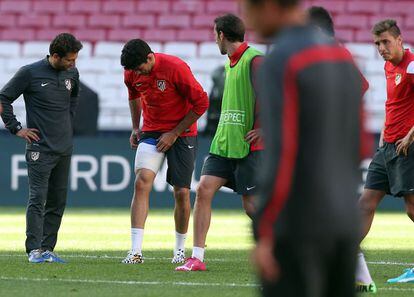 Diego Costa enseña la venda que le protege el muslo durante el entrenamiento.