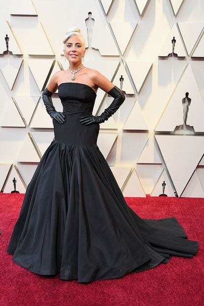 Lady Gaga, vestida de riguroso negro con un diseño de Alexander McQueen. La cantante no logró ganar en la categoría de mejor actriz por su papel en Ha nacido una estrella, pero recogió la estatuilla a mejor canción por Shallow.