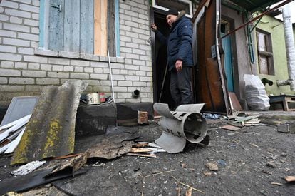 Un residente local mira un fragmento de misil después de un bombardeo ruso en Vovchans'k, este jueves.