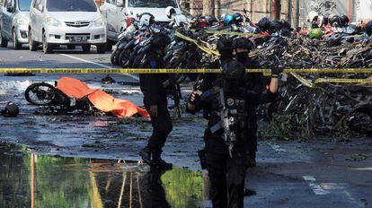 La policía inspecciona una de las iglesias Surabaya (Indonesia).