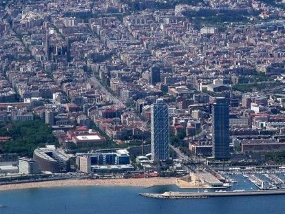 Vista aérea del puerto de Barcelona, con las torres de la Villa Olímpica, el Port Olímpic y la Sagrada Familia, al fondo.