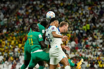 Pugna por el balón en el área de Senegal.