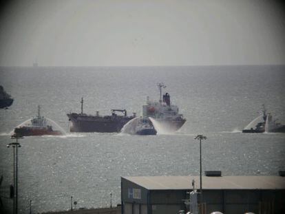 Un incendio en barco frente Puerto Tarragona obliga a evacuar 17 tripulantes.