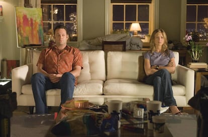 Una mujer puede tener la fantasía de hacer un trío con su pareja y alguien más, pero eso no es sinónimo de querer llevarlo a la práctica. En la imagen, Vince Vaughn y Jennifer Aniston en 'Separados'.