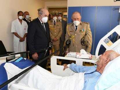El presidente de Argelia, Abdelmayid Tebún, y el jefe del Estado mayor, Said Chengriha, visitan a Brahim Gali, en el hospital de Argel, a su regreso de España.