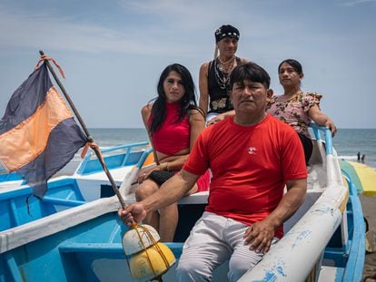 Enchaquirados, las pescadoras trans de Ecuador
