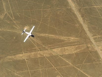 Una avioneta sobrevolando las líneas de Nazca, en Perú. 