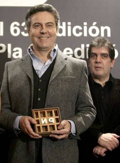 El poeta y narrador gaditano Felipe Benítez Reyes posa con el premio Nadal de novela.