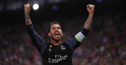 Sergio Ramos celebra el gol de Isco.