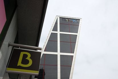 La torre Kio de Bankia con el nuevo logo de CaixaBank fotografiado desde una Sucursal de Bankia.