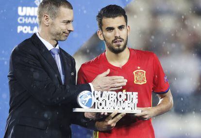 Dani Ceballos recoge el premio a mejor jugador del Europeo sub-21