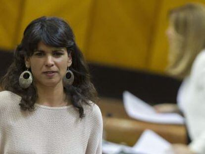 La l&iacute;der andaluza de Podemos, Teresa Rodr&iacute;guez, pasa ante Susana D&iacute;az tras su intervenci&oacute;n el martes en el Pleno del Parlamento andaluz.