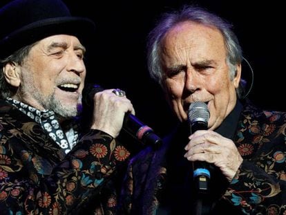 Joaquín Sabina y Joan Manuel Serrat, anoche durante su concierto en Madrid.