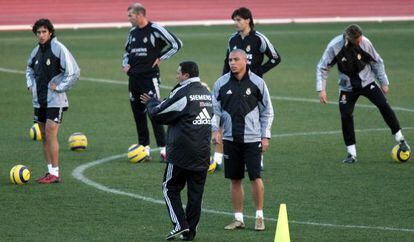 Ronaldo, en el centro, y Morientes, detr&aacute;s, en un entrenamiento con el Madrid en 2005