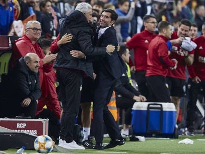 Marcelino, rodeado de su equipo de ayudantes en el partido de Copa contra el Betis en Mestalla.