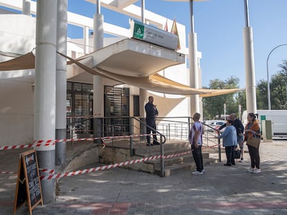 Cierre del centro de salud Candelaria, en Sevilla, tras la aparición de grietas en el edificio.