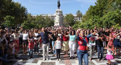 Un momento del &#039;flashmob&#039; en la Plaza Nueva de Sevilla. 