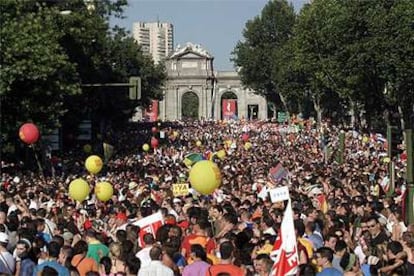 Los manifestantes, a su paso por la Puerta de Alcalá.