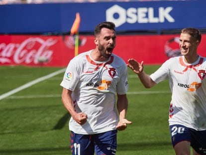 Enric Gallego celebra el primer gol de Osasuna.