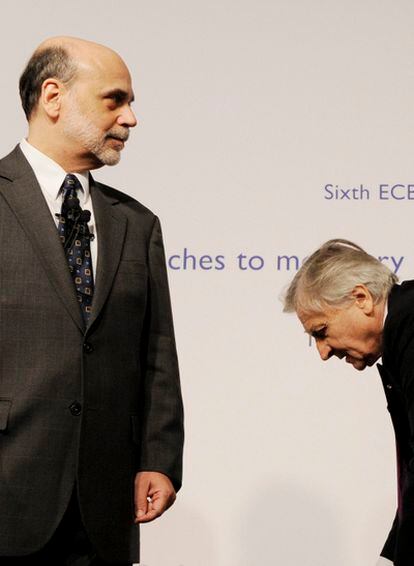 El presidente de la Fed, Ben Bernanke, y su homólogo en el BCE, Jean-Claude Trichet, en un momento de la presentación de la conferencia.