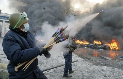 Un manifestante lanza cohetes a la policía ucraniana en el centro de Kiev, 23 de enero de 2014.