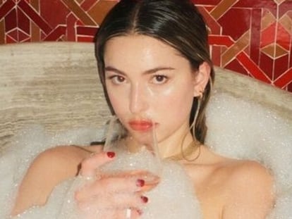 Eve Jobs posa para una campaña de Glossier.