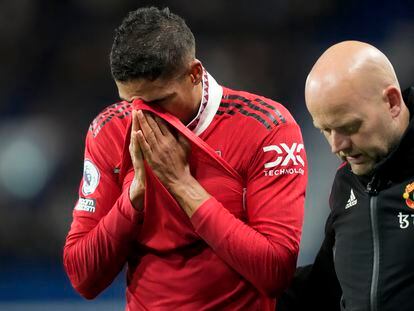 Varane se retira lesionado entre lágrimas en el Chelsea-Manchester United de este sábado.
