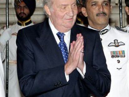 El rey saluda a un invitado antes de la cena que el presidente indio Pranab Mujerjee le ofreció en Nueva Delhi el pasado 26 de octubre.
