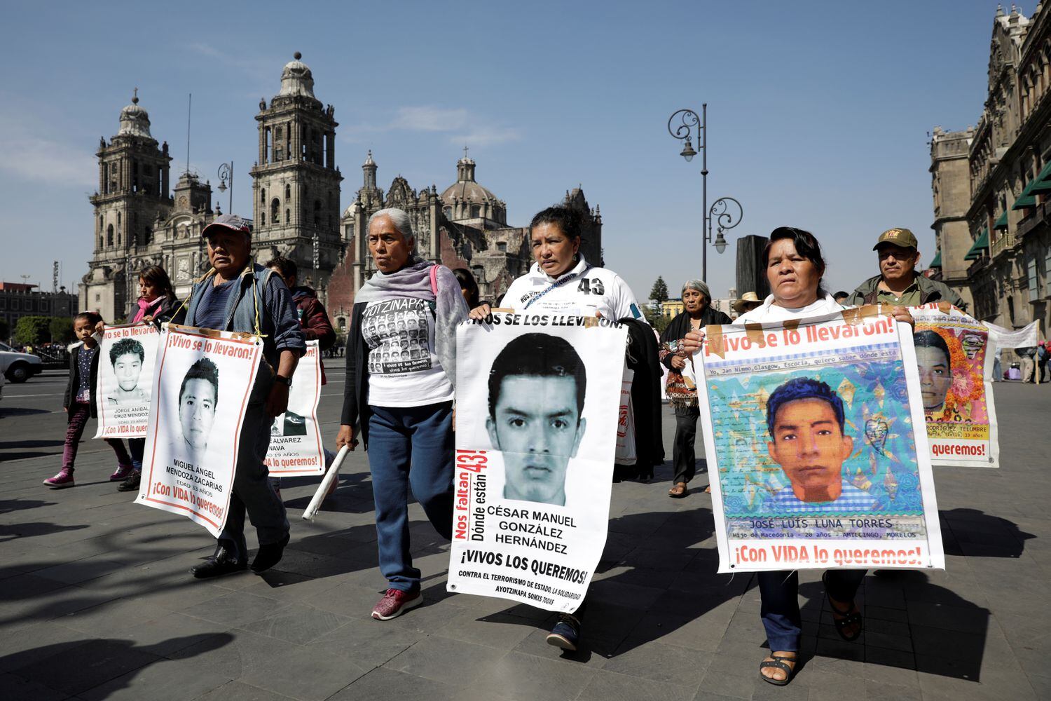 Familiares de los 43 estudiantes de Ayotzinapa desaparecidos se manifiestan en Ciudad de México en enero.