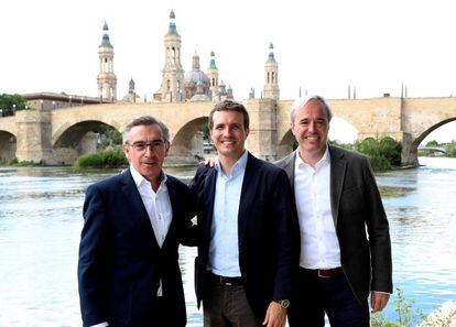 El presidente del PP, Pablo Casado, hoy en Zaragoza junto a Luis María Beamonte, a la izquierda, candidato del partido a la Presidencia del Gobierno de Aragón, y el candidato a la alcaldía de Zaragoza, Jorge Azcón,