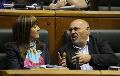 La consejera Idoia Mendia escucha al portavoz socialista José Antonio Pastor.