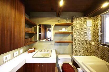 El baño principal fue reformado en 1990 por el arquitecto local Chris Magee. Es una de las dos únicas modificaciones que tiene la vivienda. |